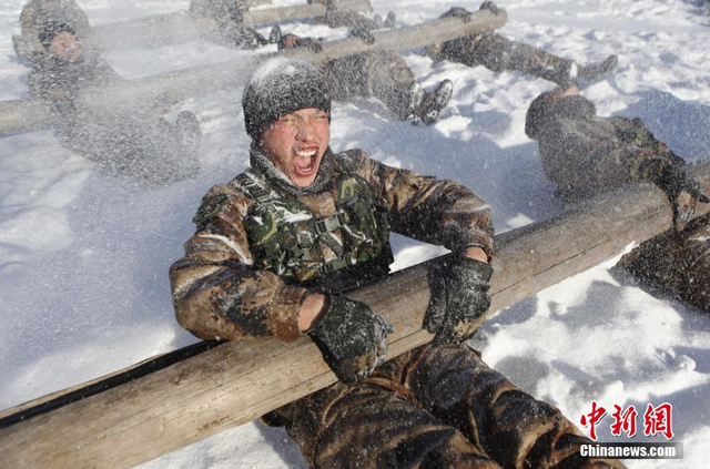 负重雪地仰卧起体能训练