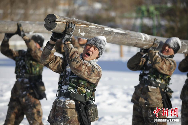 圆木负重雪地托举体能训练