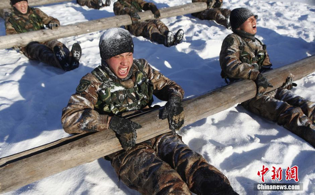 圆木负重雪地仰卧起体能训练