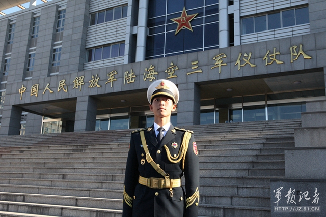 解放军新式礼宾服金属丝刺绣亮眼