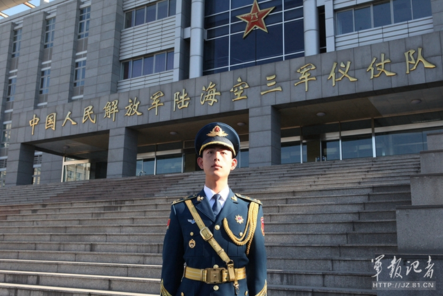 解放军新式礼宾服金属丝刺绣亮眼