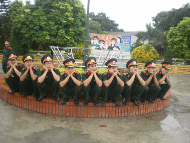 姑娘太美引得男兵蹲坐呆看