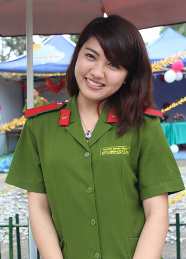 越南女兵卖萌可爱