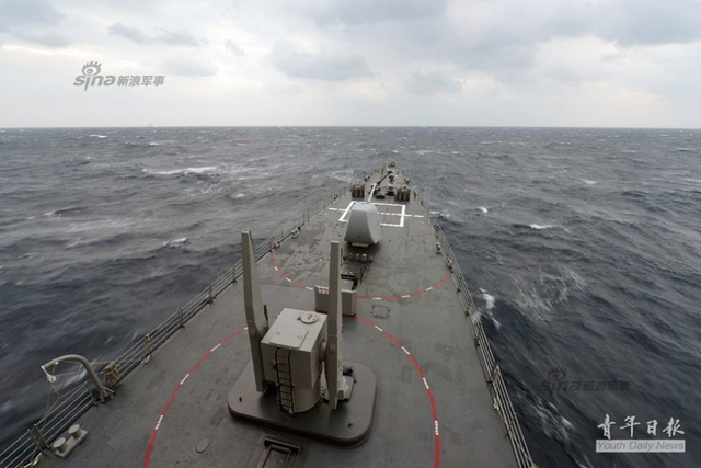 台海军元旦巡弋遇大风浪