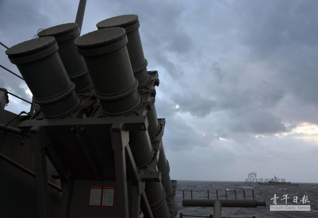 台海军元旦巡弋遇大风浪