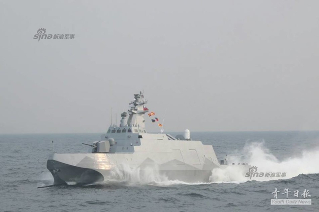 台海军元旦巡弋遇大风浪
