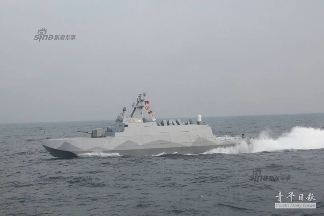 台海军元旦巡弋遇大风浪