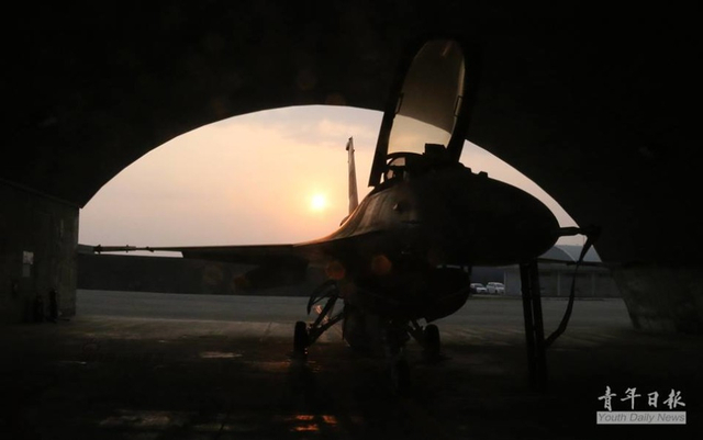 台海军元旦巡弋遇大风浪