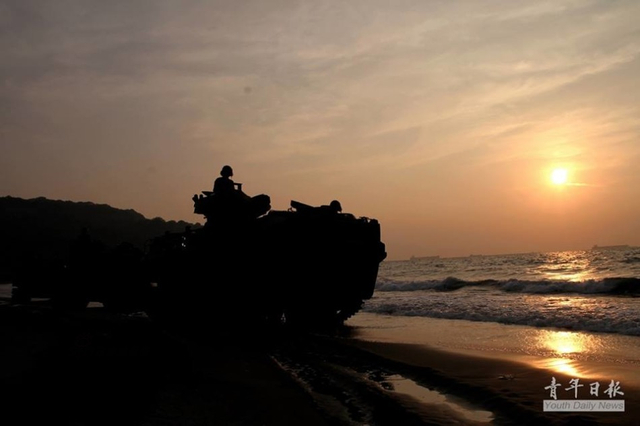 台海军元旦巡弋遇大风浪