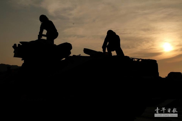 台海军元旦巡弋遇大风浪