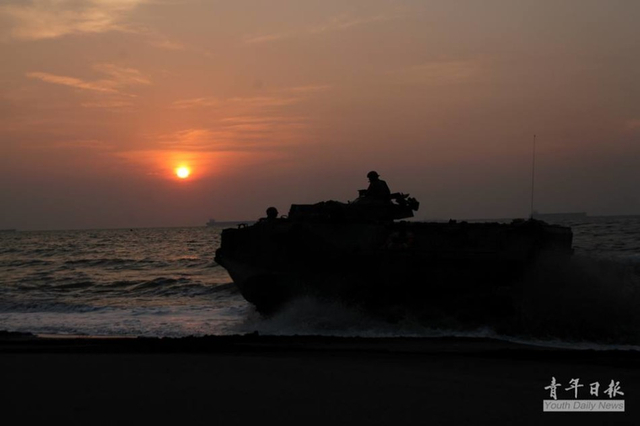 台海军元旦巡弋遇大风浪