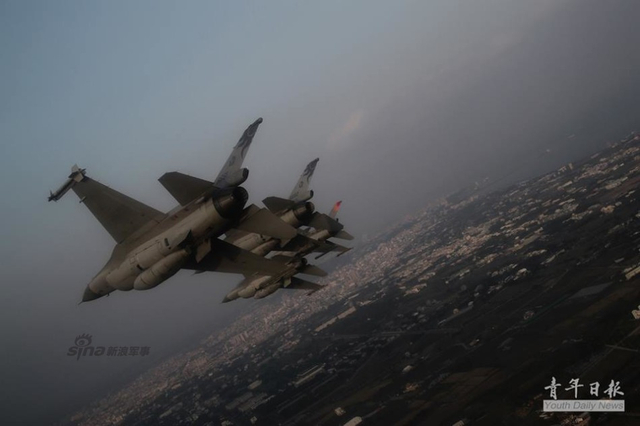 台海军元旦巡弋遇大风浪