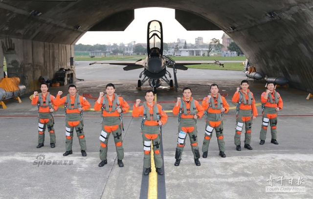 台海军元旦巡弋遇大风浪