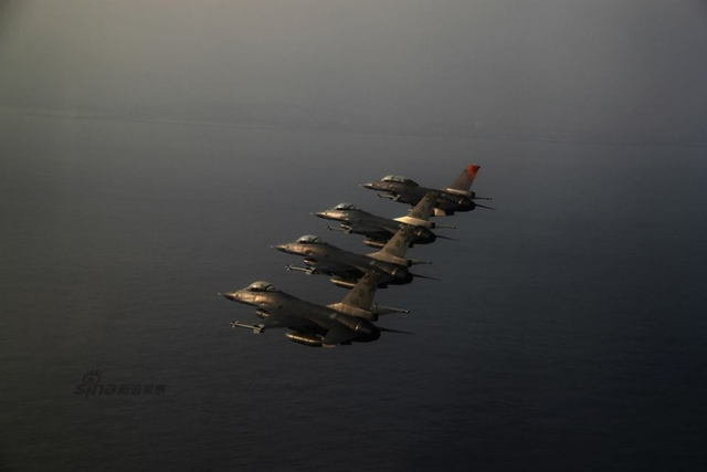 台海军元旦巡弋遇大风浪