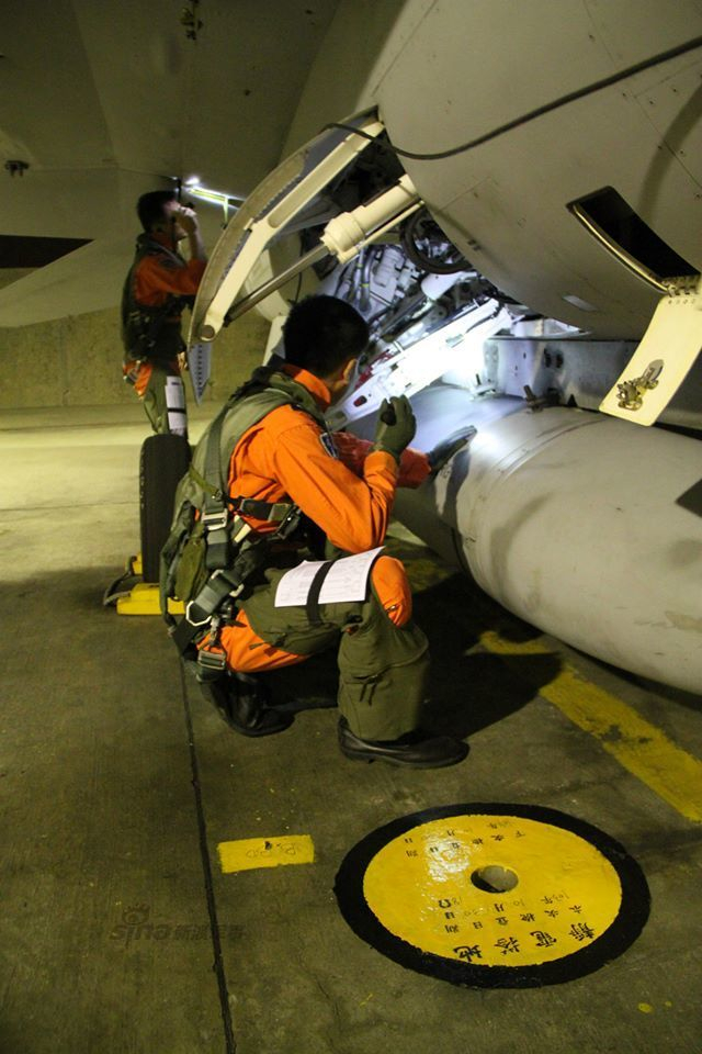 台海军元旦巡弋遇大风浪