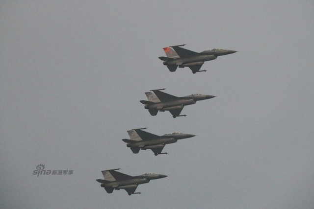 台海军元旦巡弋遇大风浪