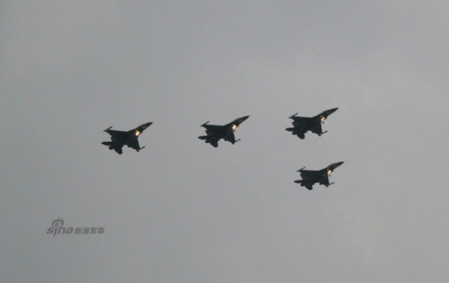 台海军元旦巡弋遇大风浪