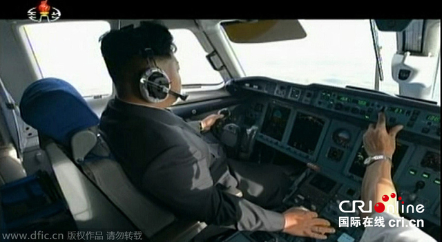 朝鲜电视台播放金正恩驾驶飞机画面