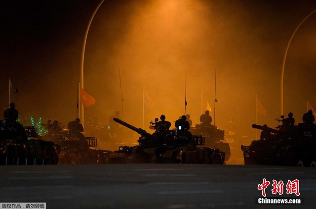 主战坦克与轮式突击炮部队出场