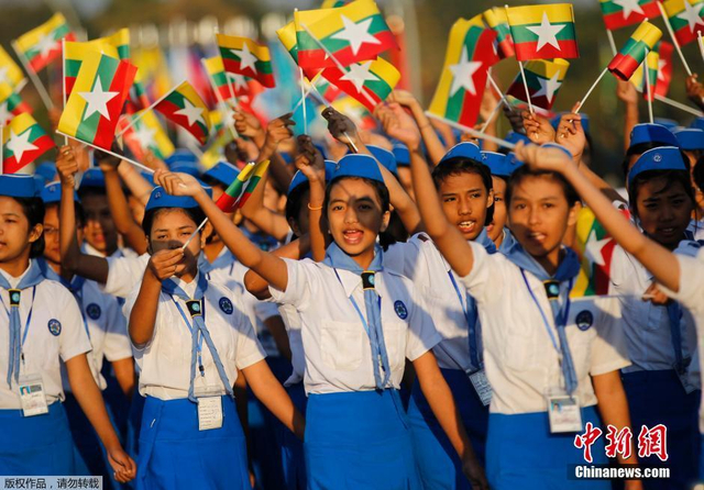 女学生们挥旗高喊