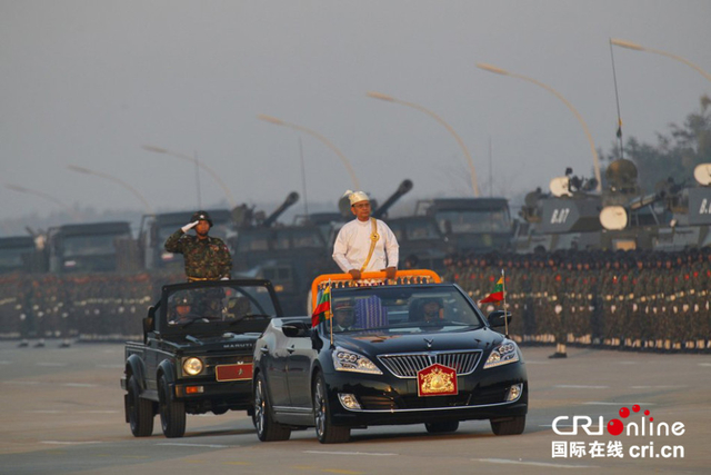 缅甸总统吴登盛出席阅兵式