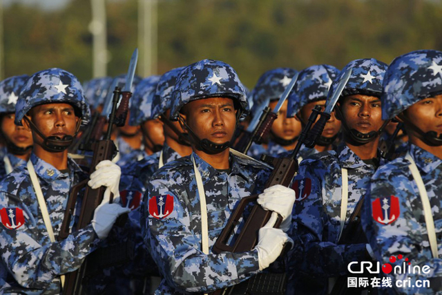 参加阅兵式的缅甸士兵