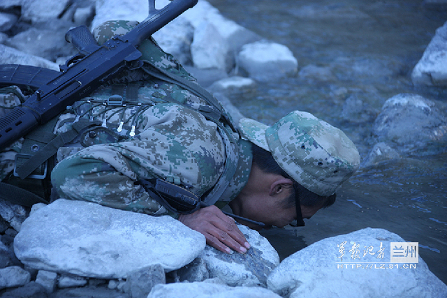 战士在小溪里喝水