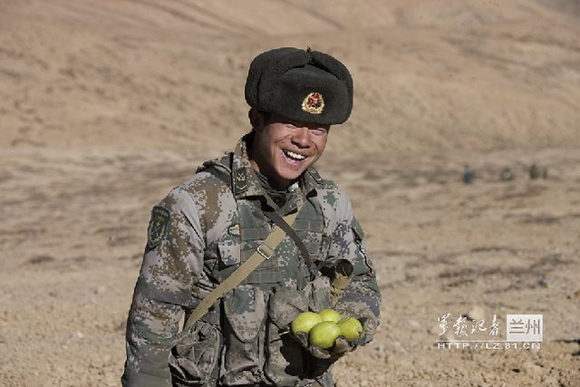 后方送到水果,官兵比过年还高兴