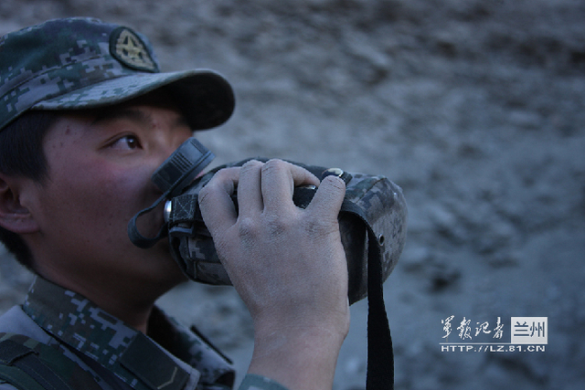 官兵从山脚取来饮水,首先保证新兵先喝