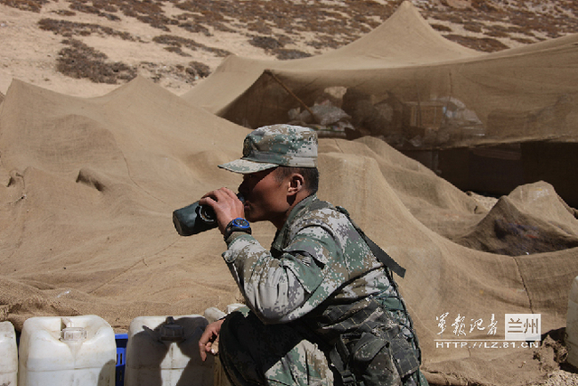 官兵喝水时仍然非常节约