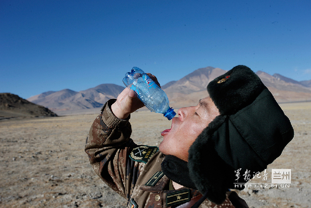 冰水润一润干裂的嘴唇