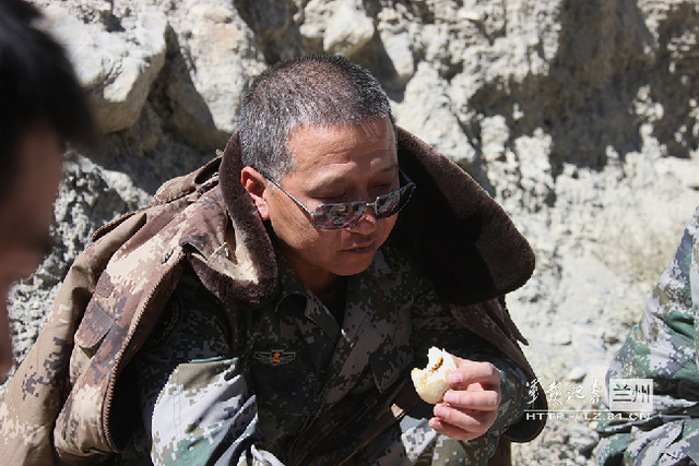 饥饿时吃一个冷馒头