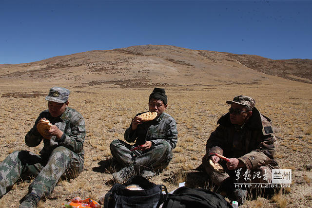 官兵吃着新疆馕饼