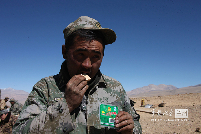 没有饮水,压缩干粮难以下咽