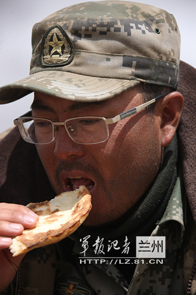 艰苦的日子,馕饼成了官兵主食