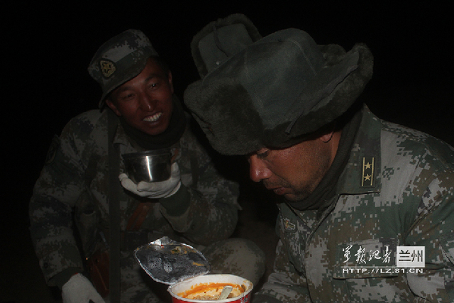 中校曹玉斌感冒后炊事班特殊待遇泡一桶面。