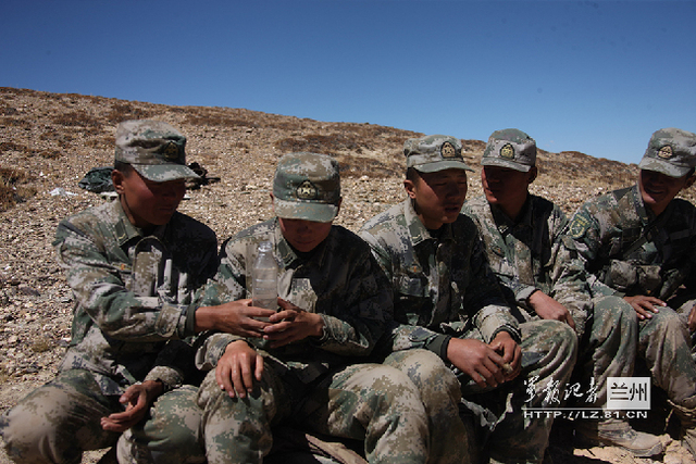 直升机空投的纯净水谁也舍不得大喝一口