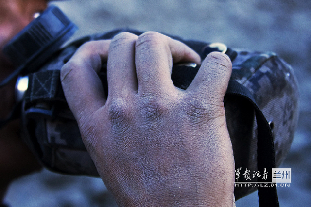 在阵地上,官兵的手都是这样的