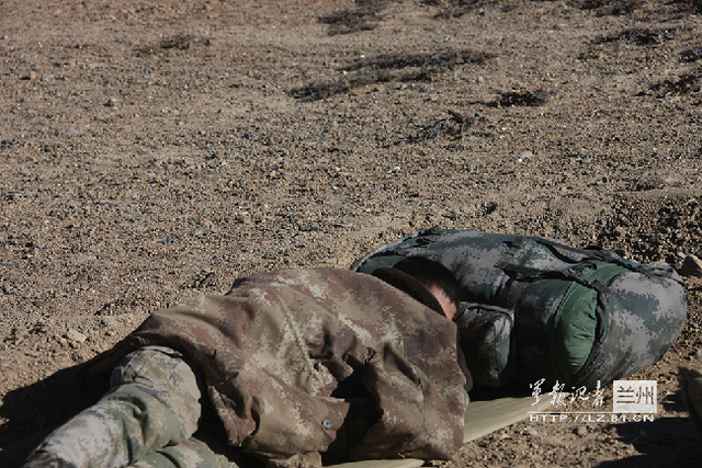 没挖地窝子前,官兵在旷野睡觉