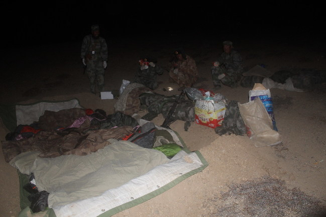 官兵夜宿地窝子