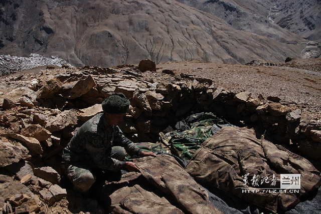 杨耀龙正在整理他的“豪华标准间”