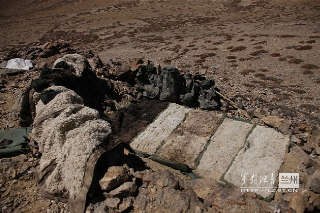 正午,官兵把被褥掀开,让太阳晒一晒