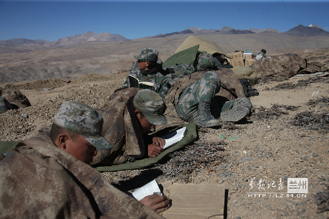 睡不着时,官兵在山顶学习“充电”