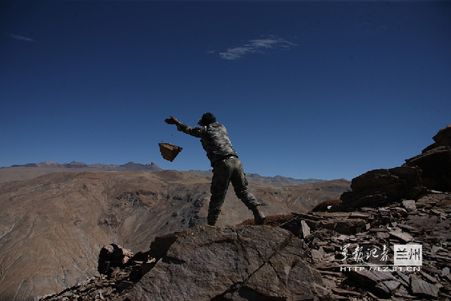 扔石头释放情怀