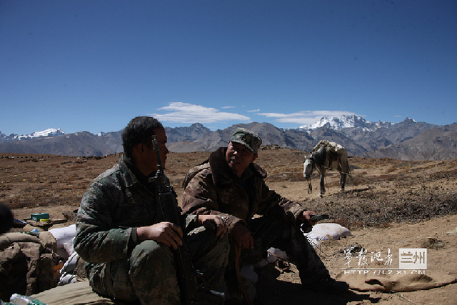 王军贤与战士谈心缓解他们的心理压力