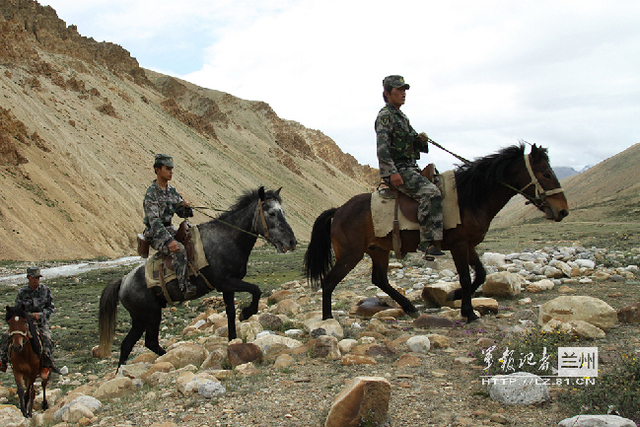 骑兵分队通过峡谷