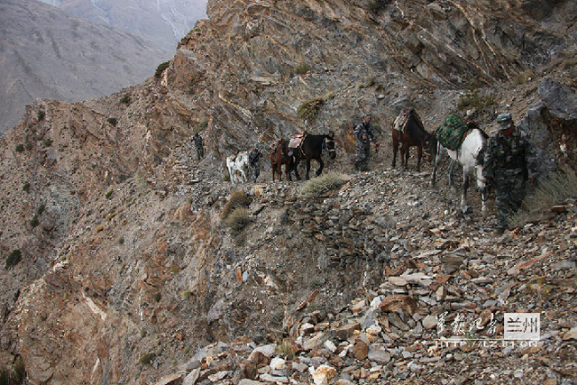 骑兵牵马通过“老虎嘴”