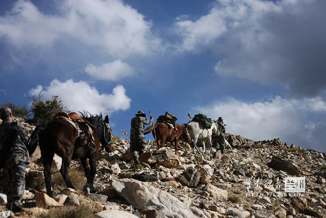 翻越艰险的达坂骑兵分队也只能徒步