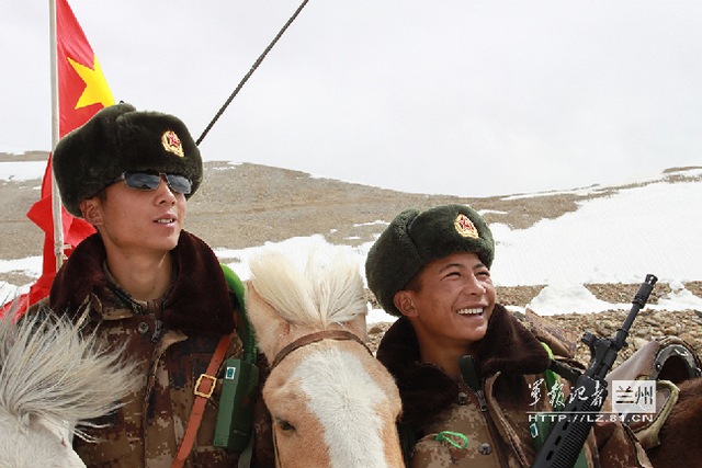 出色地完成任务后,骑兵笑逐颜开