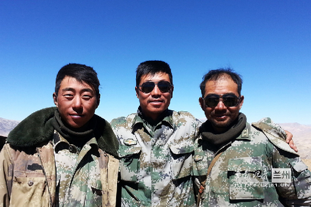 三名干部都比战士黑、比战士脏